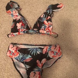 NEVER WORN Floral bikini with ruffles